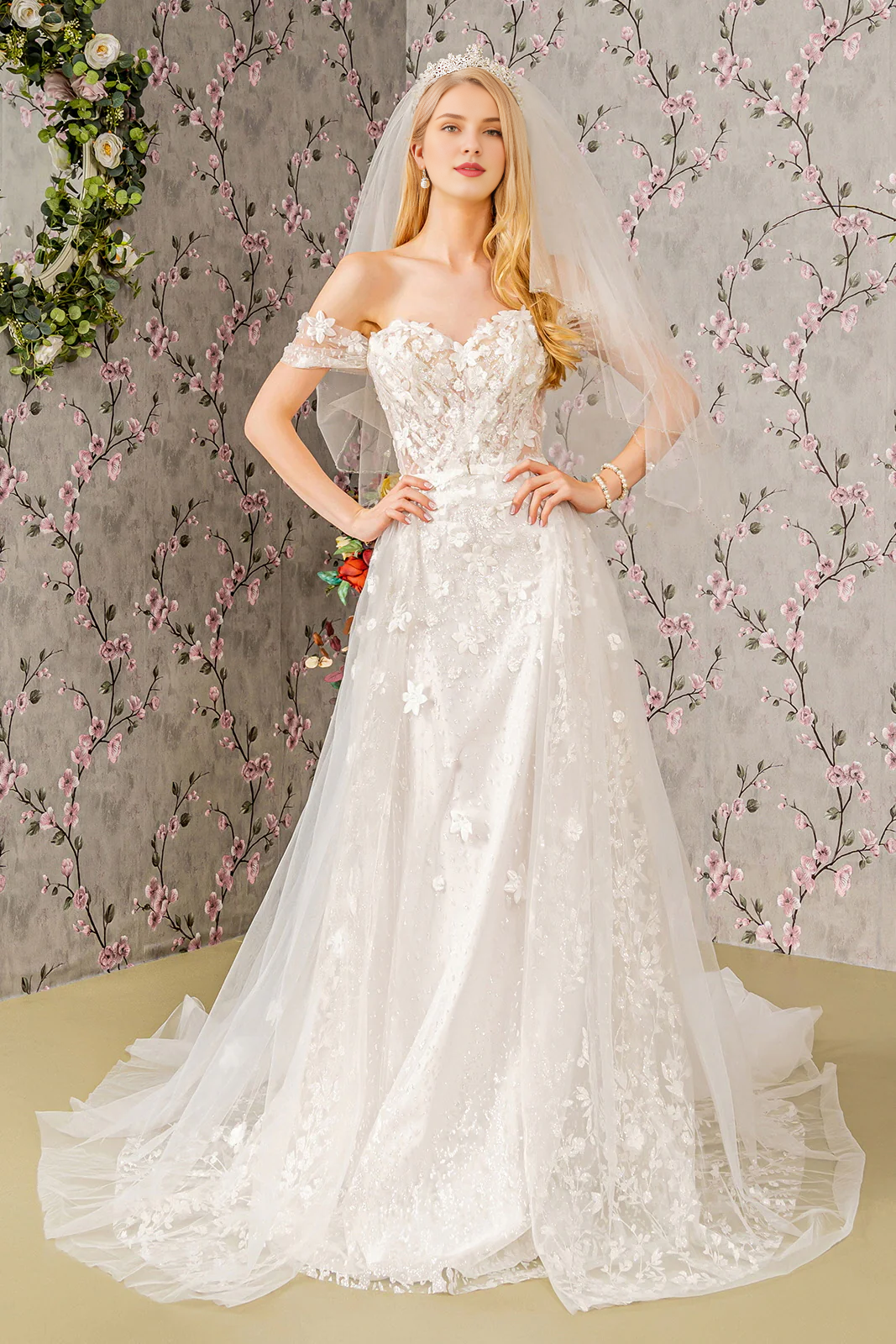 Abito da sposa con corsetto stretto trasparente con spalline lunghe e aperte, con decalcomania floreale 3D